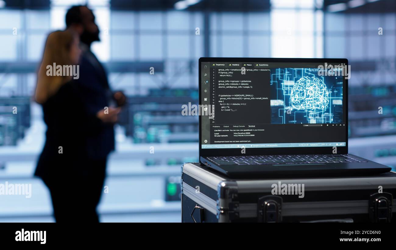 Laptop in strutture di data center con intelligenza artificiale che simula il cervello umano, ripresa da fotocamera portatile. Primo piano di un dispositivo che visualizza algoritmi di apprendimento automatico dell'intelligenza artificiale nell'hub server, telecamera A. Foto Stock