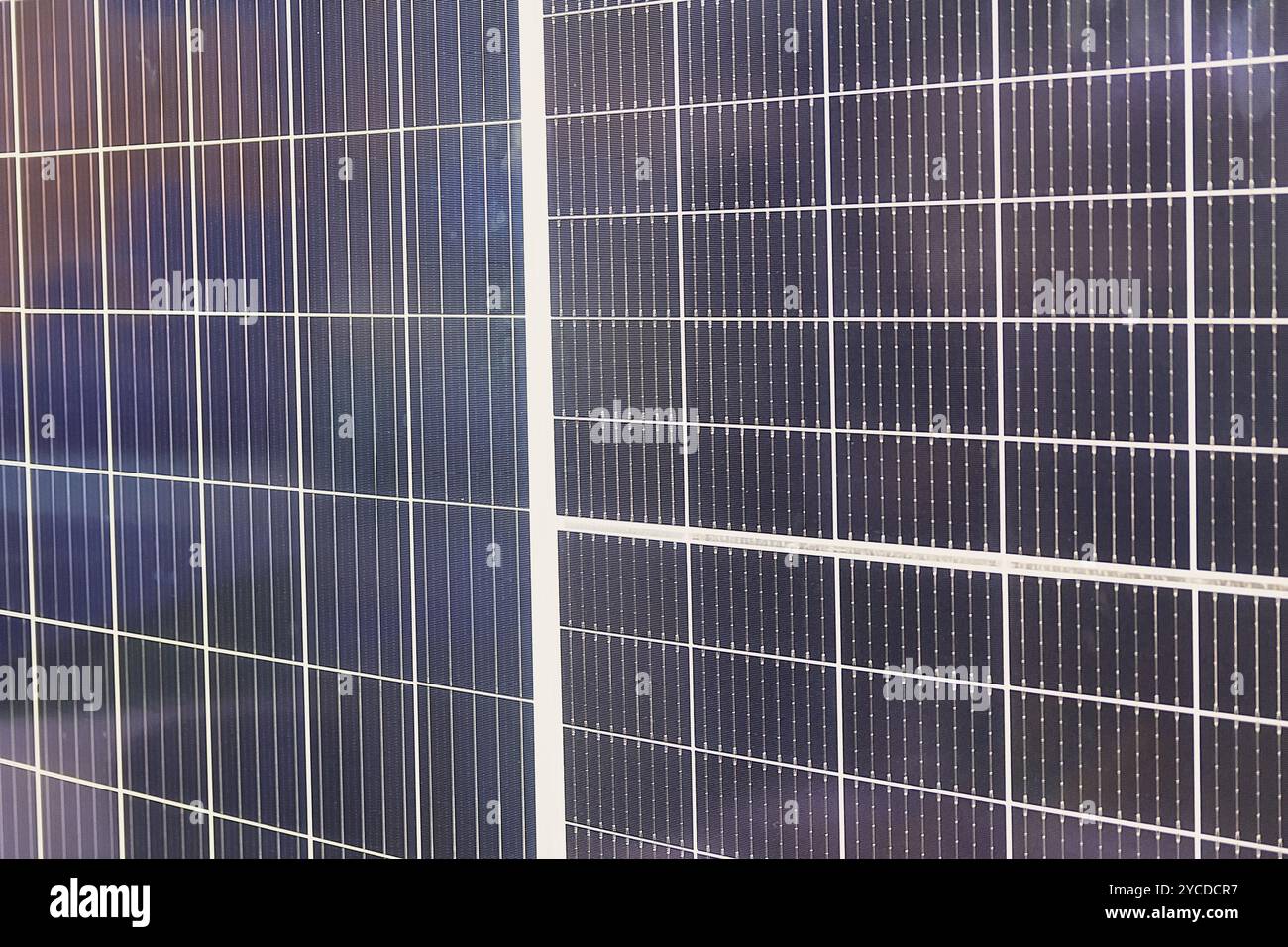 Un espositore a energia solare nel punto vendita. Apparecchiature a risparmio energetico per l'alimentazione autonoma Foto Stock