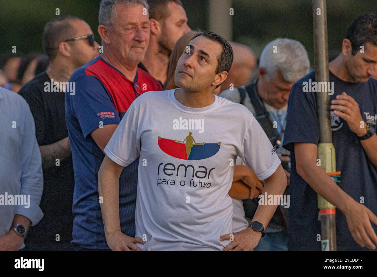 RS - PELOTAS - 10/22/2024 - PELOTAS, RISVEGLIO COLLETTIVO PER GLI ATLETI DI CANOTTAGGIO - movimento al Clube Centro Portugues 1&#xba; de Dezembro nella città di Pelotas, questo martedì (22), durante la veglia collettiva per le vittime di un incidente su BR-376 a Guaratuba-PR. Gli atleti, di età compresa tra i 17 e i 21 anni, stavano tornando dal Campionato brasiliano di canottaggio a San Paolo, quando un camion si è ribaltato sul veicolo che trasportava il gruppo. Nove persone sono morte, sette atleti e l'allenatore della squadra. Foto: Volmer Perez/AGIF (foto di Volmer Perez/AGIF/Sipa USA) Foto Stock