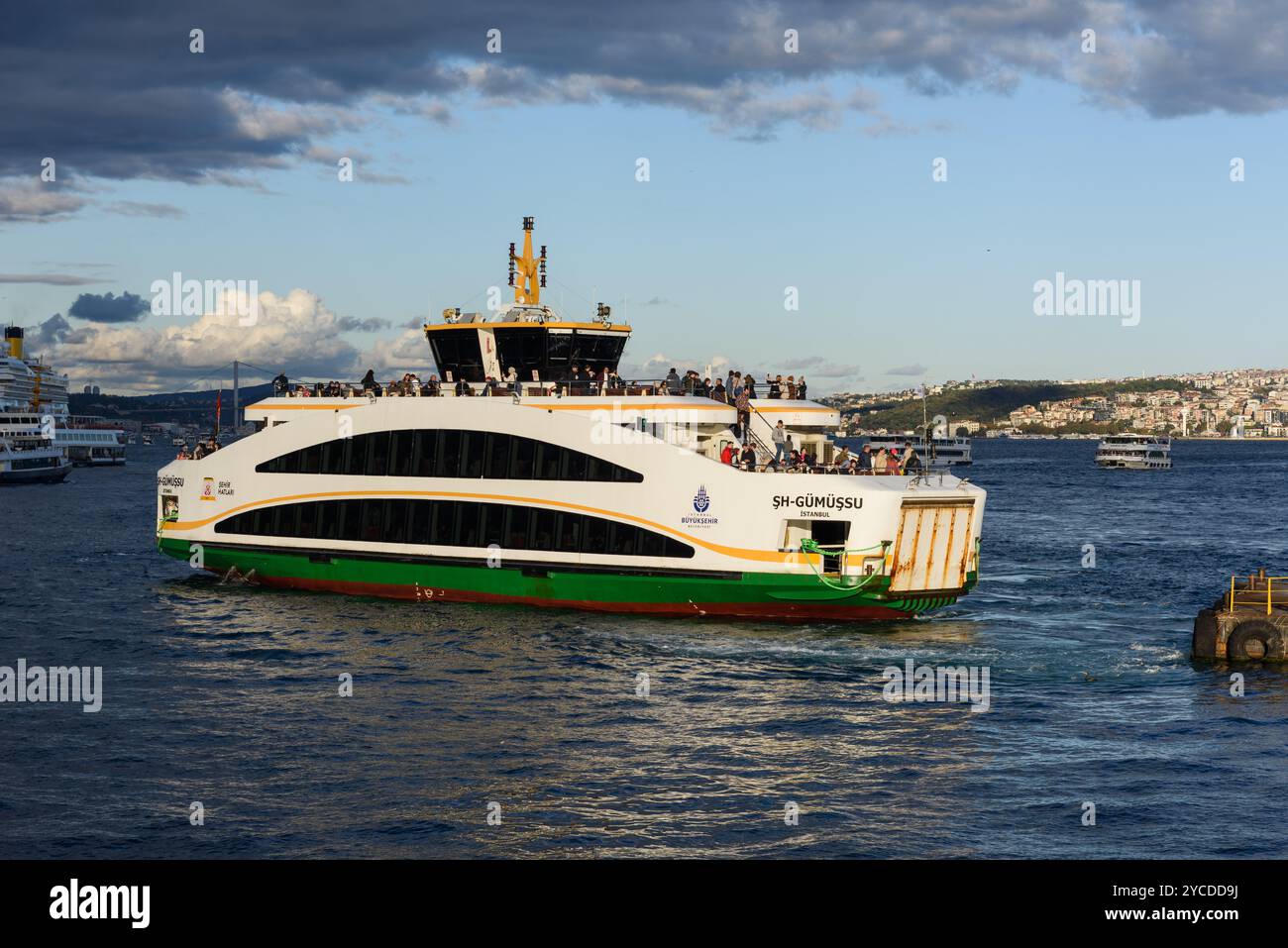 ISTANBUL-TURCHIA, 3 OTTOBRE 2024: Traghetto dal molo al molo di Istanbul. Quasi 150.000 passeggeri utilizzano traghetti ogni giorno a Istanbul, grazie alla facilità di accesso Foto Stock