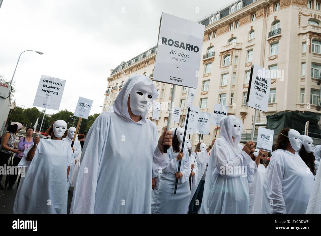 Dimostrazione per chiedere la fine della violenza di genere davanti al Congresso dei deputati di Madrid 21 settembre 2024 Spagna con: Manifestanti dove: Madrid, Spagna quando: 21 settembre 2024 credito: Oscar Gonzalez/WENN Foto Stock