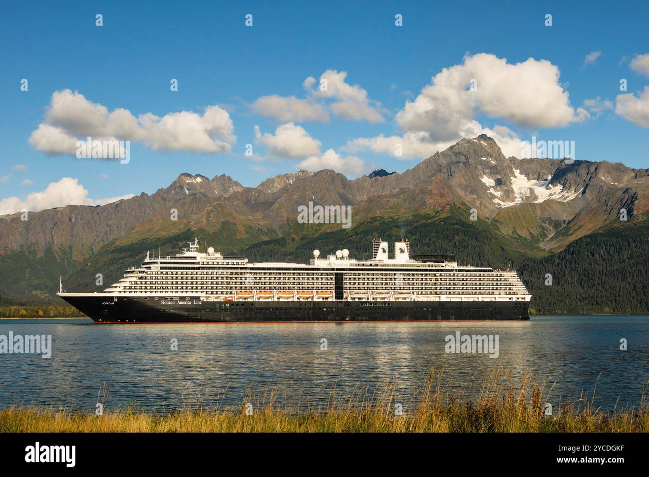 La nave da crociera effettua manovre nella Resurrection Bay mentre parte da Seward nell'Alaska centro-meridionale. Foto Stock