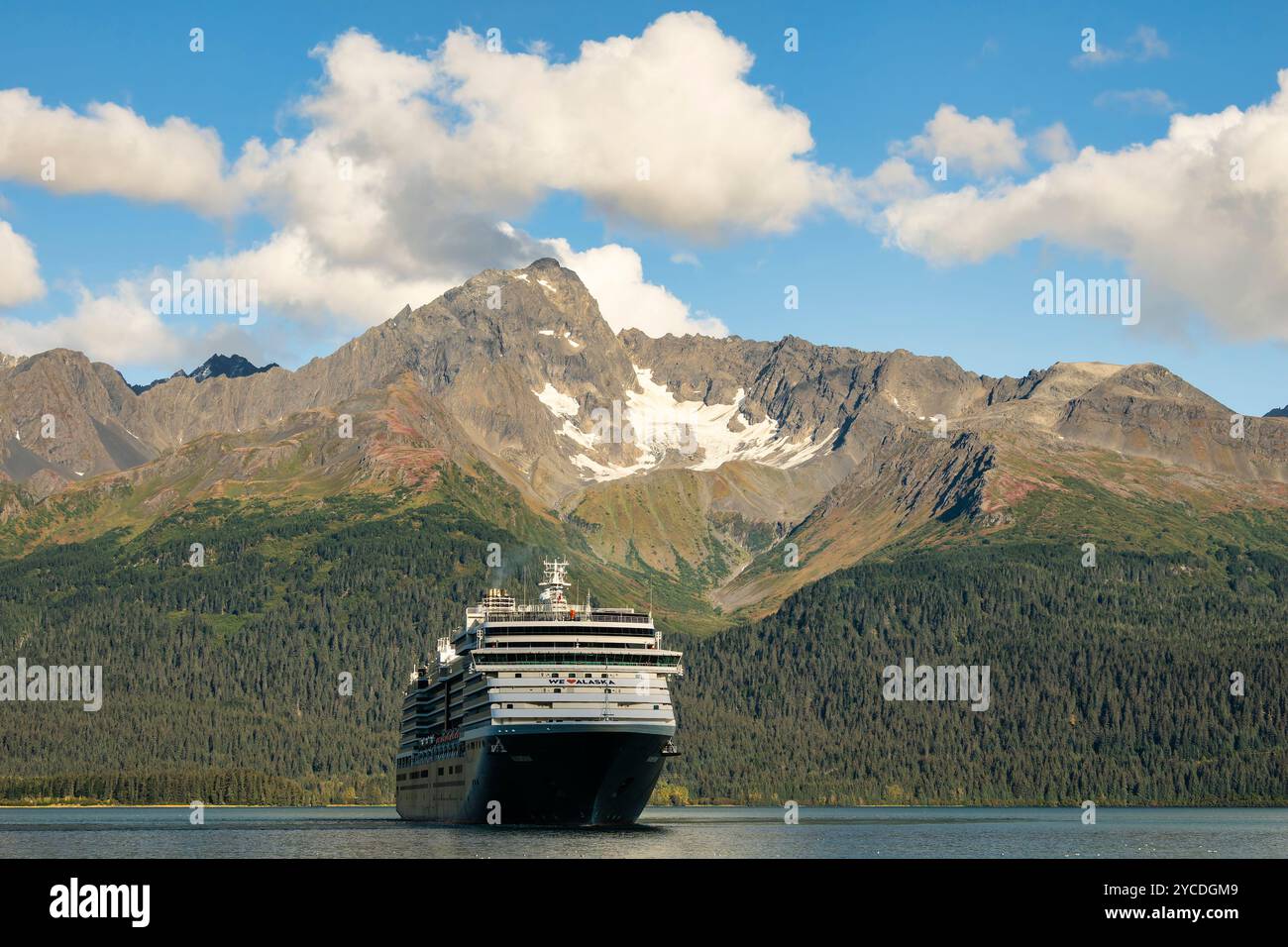 La nave da crociera effettua manovre nella Resurrection Bay mentre parte da Seward nell'Alaska centro-meridionale. Foto Stock