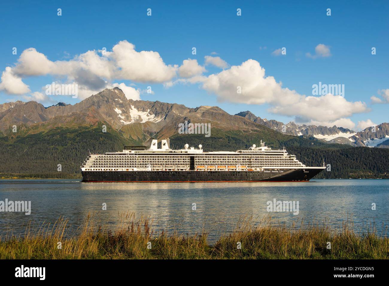La nave da crociera effettua manovre nella Resurrection Bay mentre parte da Seward nell'Alaska centro-meridionale. Foto Stock