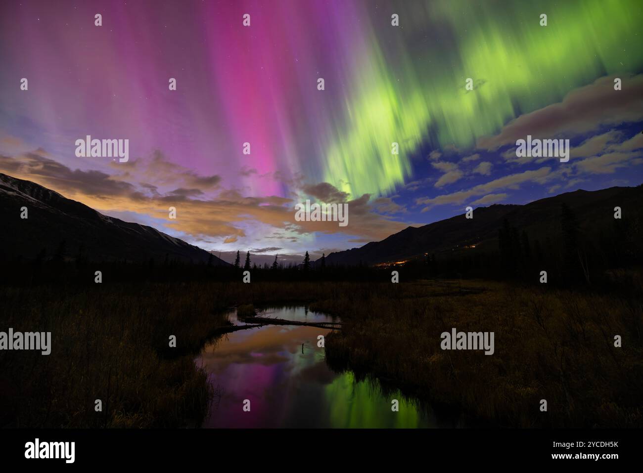 Aurora Boreale durante il crepuscolo civile nell'Alaska centro-meridionale. Foto Stock