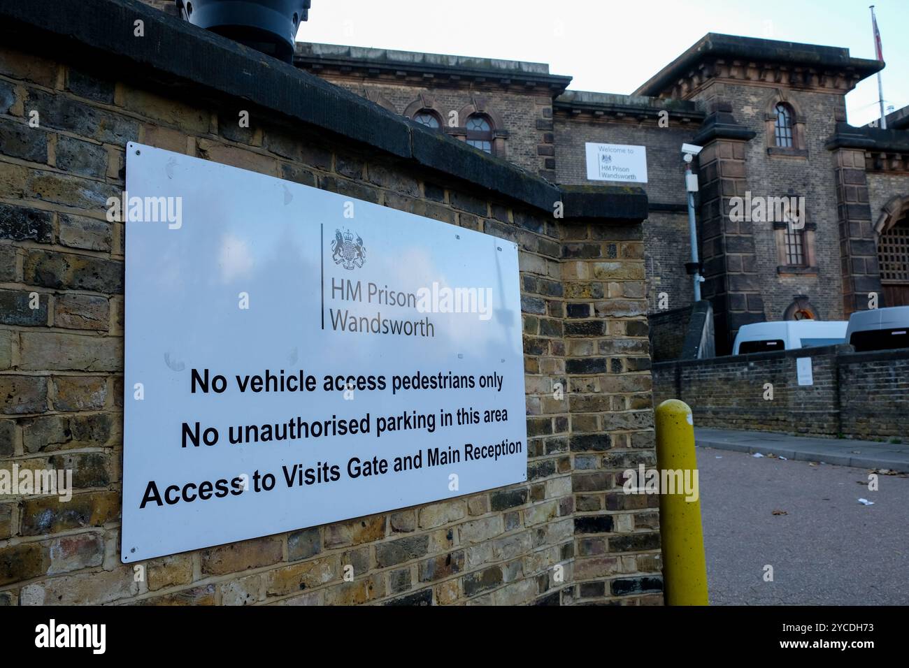 Londra, Regno Unito. 22 ottobre 2024. Le scene esterne generali di HMP Wandsworth, in quanto oltre 1.000 detenuti idonei per il programma di rilascio anticipato sono in preparazione per il rilascio in Inghilterra e Galles. Una recente relazione dell'organo di controllo indipendente (IMB) ha rilevato condizioni di sovraffollamento "disumane” e "squallide” nella prigione, dove nell'ultimo anno dieci detenuti si erano tolti la vita. Credito: Fotografia dell'undicesima ora/Alamy Live News Foto Stock