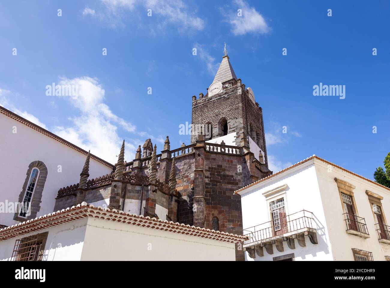 Torre della Cattedrale di Funchal (sé do Funchal) nella città di Funchal. Isola di Madeira, Portogallo Foto Stock