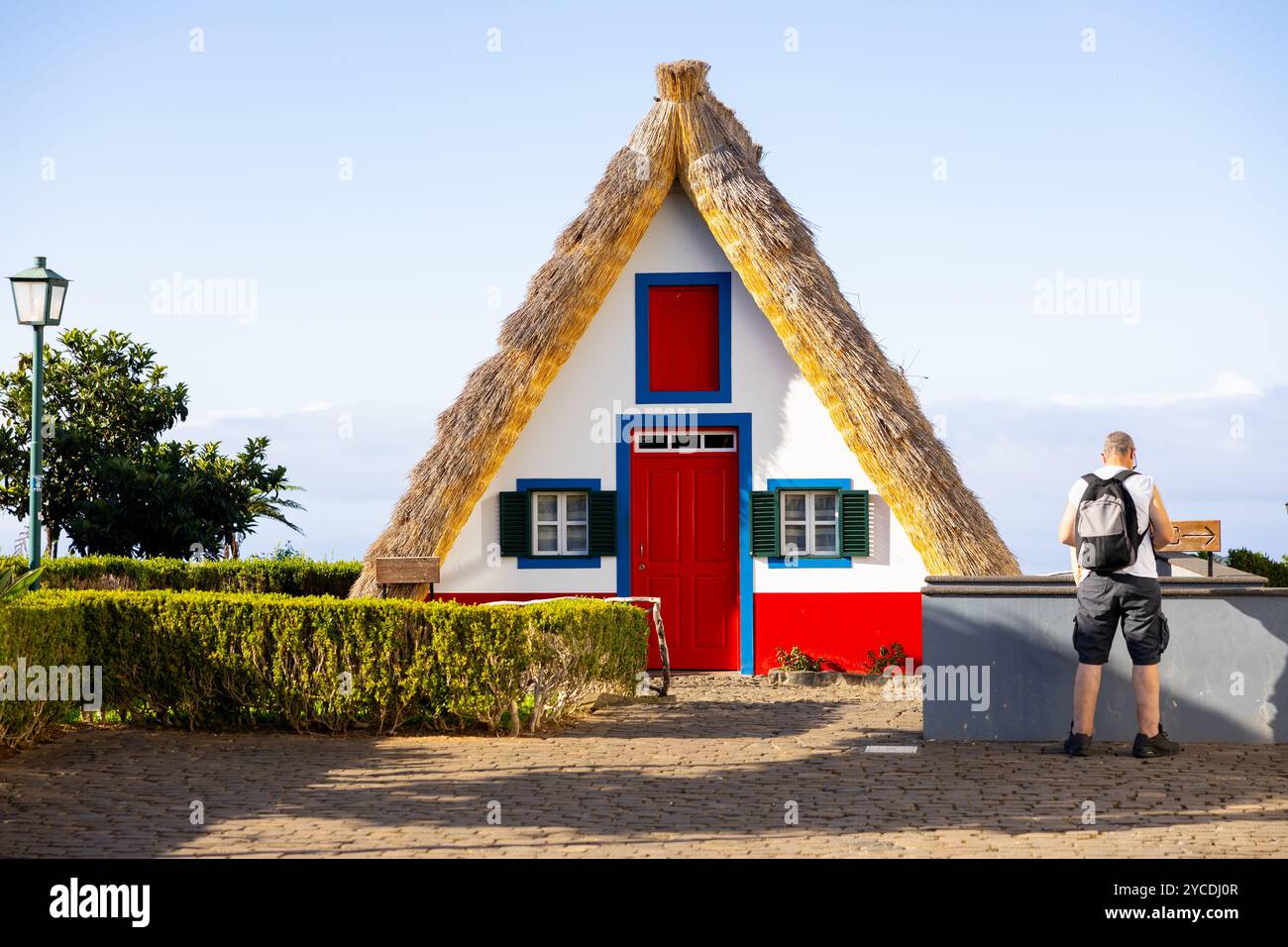 Casa tradizionale di Santana a Madeira all'ora d'oro. Isola di Madeira, Portogallo Foto Stock