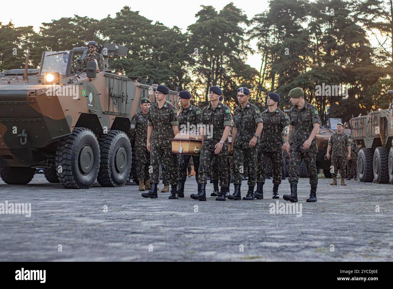 RS - PELOTAS - 10/22/2024 - PELOTAS, RISVEGLIO COLLETTIVO PER GLI ATLETI DI CANOTTAGGIO - movimento al Clube Centro Portugues 1&#xba; de Dezembro nella città di Pelotas, questo martedì (22), durante la veglia collettiva per le vittime di un incidente su BR-376 a Guaratuba-PR. Gli atleti, di età compresa tra i 17 e i 21 anni, stavano tornando dal Campionato brasiliano di canottaggio a San Paolo, quando un camion si è ribaltato sul veicolo che trasportava il gruppo. Nove persone sono morte, sette atleti e l'allenatore della squadra. Foto: Volmer Perez/AGIF (foto di Volmer Perez/AGIF/Sipa USA) Foto Stock