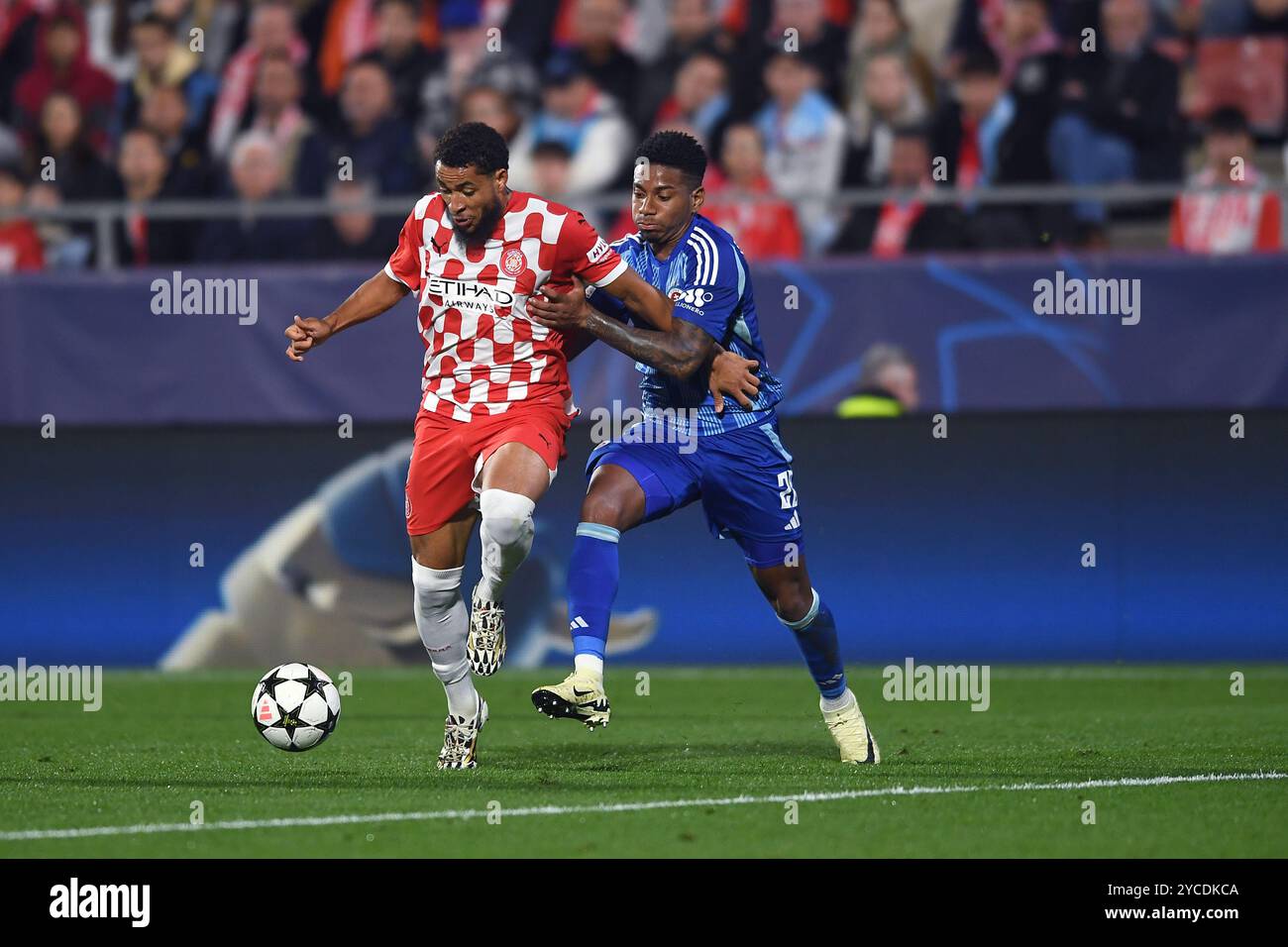 Girona, ESP. 22 ottobre 2024. GIRONA FC-SLOVAN BRATISLAVA 22 ottobre 2024 Danjuma di Girona dribbles Cesar Blackman (28) di Slovan Bratislava durante la partita di UEFA Champions League 2024/25 di fase tra Girona FC e Slovan Bratislava al Montilivi Municipal Stadium di Girona, Spagna. Crediti: Rosdemora/Alamy Live News Foto Stock