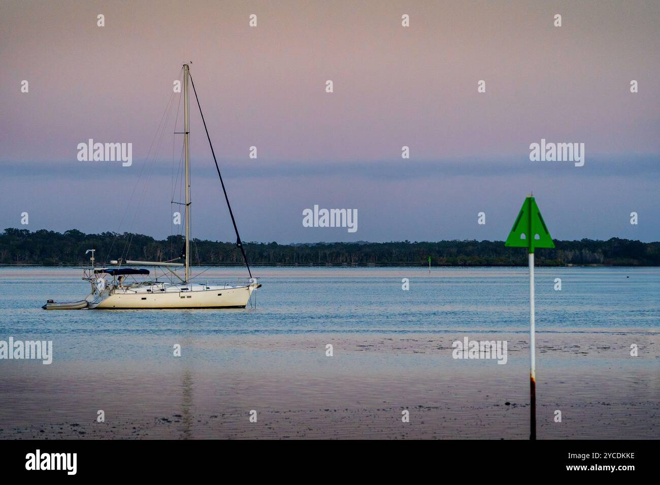 Yacht ormeggiato nel canale con marcatore di navigazione a dritta, Carlo Point, Tin CAN Bay Inlet, Rainbow Beach, Queensland Australia Foto Stock