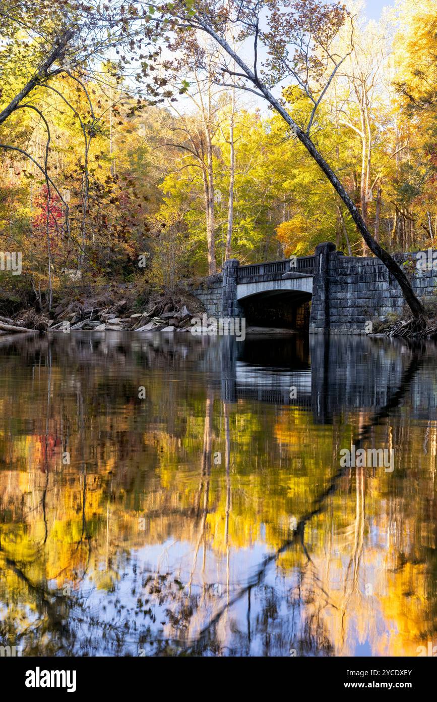 Ponte storico in pietra e riflessi cromatici nel fiume Davidson - Pisgah National Forest, Brevard, North Carolina, USA Foto Stock