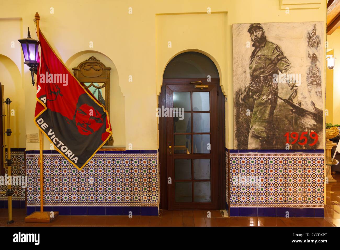Un dipinto che Guevara con l'anno 1959 e una bandiera rossa con la sua foto nello storico Hotel Nacional de Cuba, l'Avana Foto Stock
