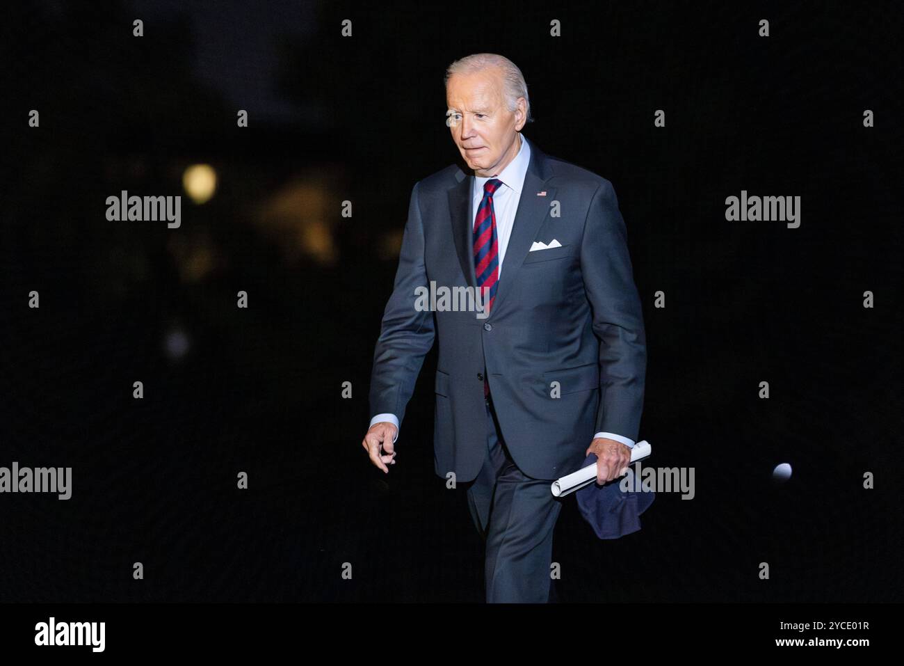 Washington, DC, USA. 22 ottobre 2024. Il presidente degli Stati Uniti Joe Biden siede a Marine One mentre torna alla Casa Bianca dal New Hampshire, dove ha tenuto un evento con il senatore indipendente del Vermont Bernie Sanders per sostenere costi di prescrizione inferiori, a Washington, DC, USA, 22 ottobre, 2024. il presidente ha ignorato le domande dei giornalisti sul suo commento: “dobbiamo rinchiuderlo, riferendosi al candidato presidenziale repubblicano Donald Trump. Credito: Jim LoScalzo/Pool tramite CNP/dpa/Alamy Live News Foto Stock