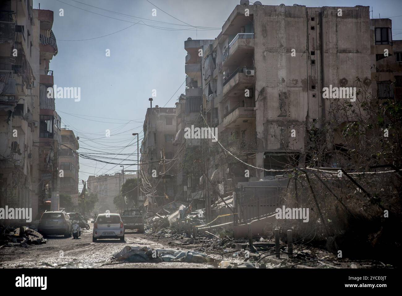 Beirut, Libano. 22 ottobre 2024. Una visione della distruzione in seguito agli attacchi aerei contro l'istituto finanziario di al-Qard al-Hassan collegato a Hezbollah a Dahiyeh, la periferia meridionale di Beirut. Più di un quinto della popolazione del paese è stato sfollato da attacchi aerei israeliani. Israele sta compiendo un brutale assalto in gran parte del Libano, sostenendo che sta prendendo di mira obiettivi e infrastrutture collegati a Hezbollah. Credito: SOPA Images Limited/Alamy Live News Foto Stock