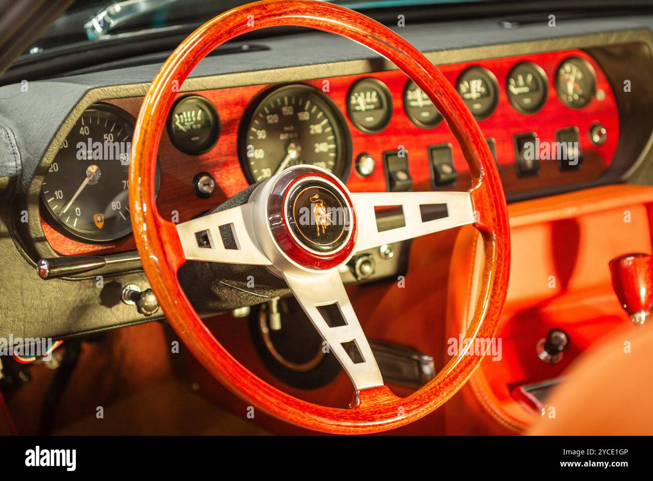 salisburgo, austria, 19 ottobre 2024, esposizione classica, mostra di auto e moto d'epoca, mostra di tempi antichi, abitacolo, volante di un islero laborghini *** salisburgo, Österreich, 19 okt 2024, esposizione classica, ausstellung für oldtimer und motorräder, spettacolo oldtimer , cockpit, lenkrad eines laborghini islero Copyright: XW. Simlingerx Foto Stock