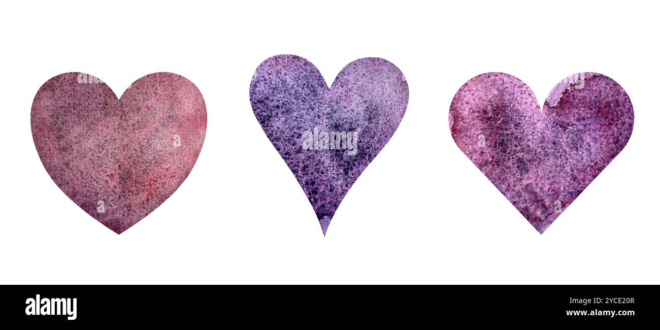 Un set di tre cuori artistici di acquerello in tenui tonalità viola e rosa, perfetti per progetti a tema d'amore. Oggetti isolati su sfondo bianco per la progettazione di opuscoli, volantini, siti web, articoli, e-pack, etichetta o pubblicità. Foto Stock