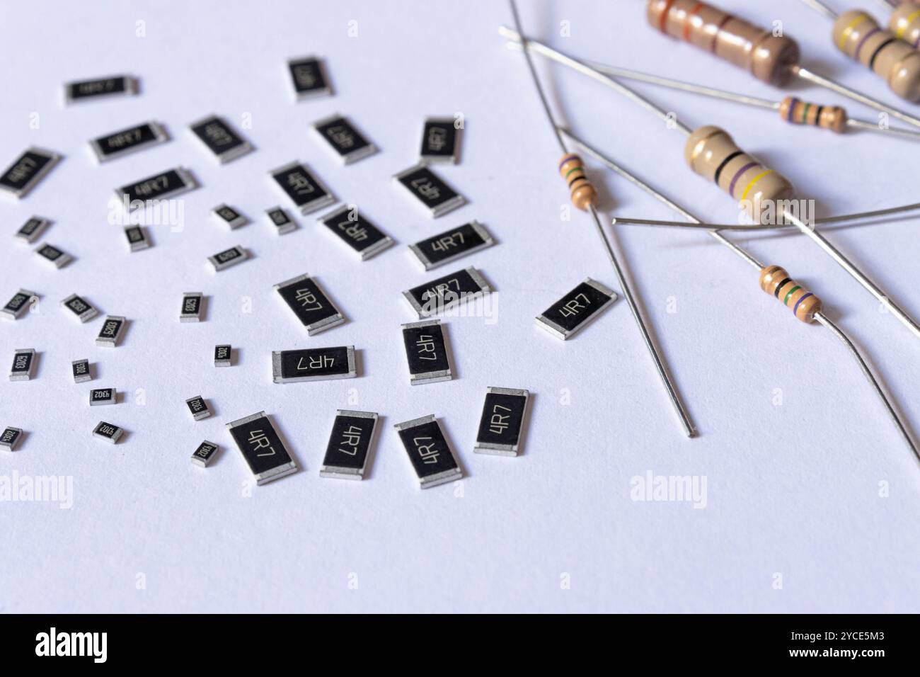 Varie resistenze smd e a foro passante, componenti elettronici Foto Stock