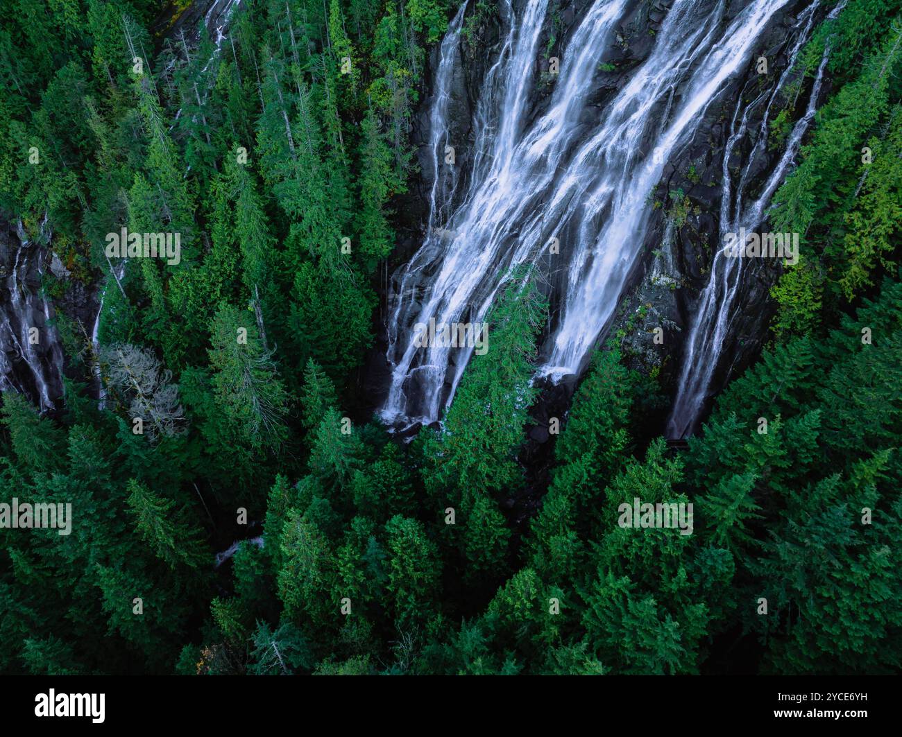 Vista aerea delle Bridal Veil Falls nella Mount Baker-Snoqualmie National Forest, Index, Washington, USA Foto Stock