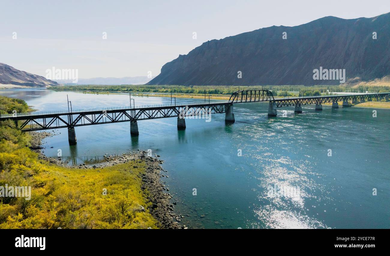 Vista aerea del percorso Palouse-Cascades sul fiume Columbia, nel centro di Washington. Il ponte è stato riutilizzato come pista ciclabile. Foto Stock