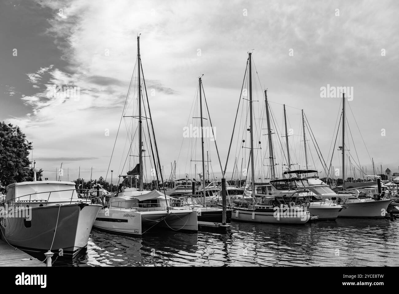 Jersey City, USA - 28 giugno 2023: Yacht e catamarano presso il porticciolo Liberty Landing sul fiume Hudson Foto Stock