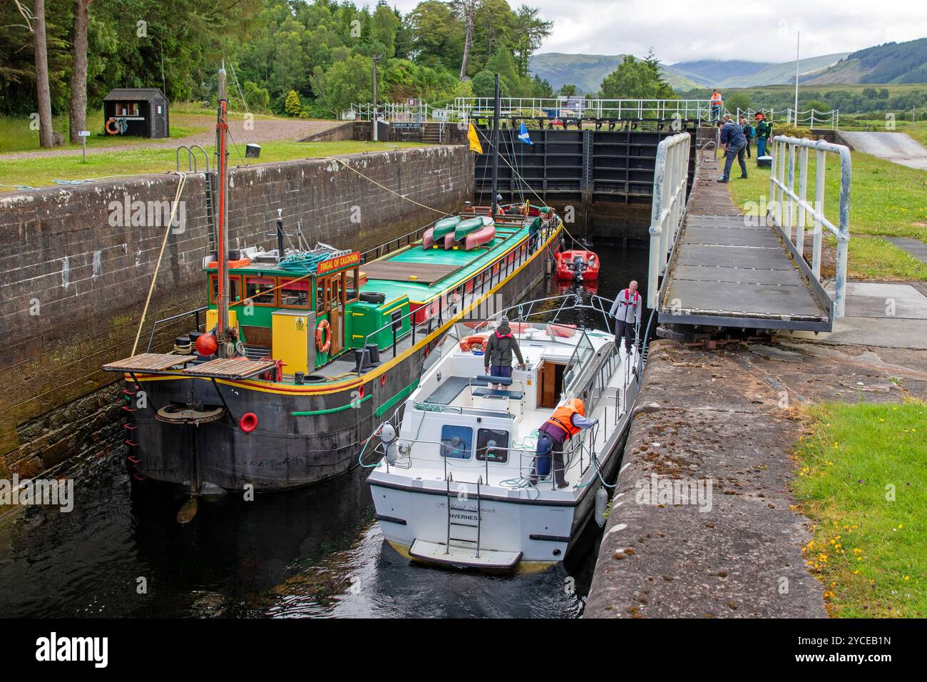 Barche nelle chiuse di Gairlochy sul Canale Caldeoniano Foto Stock