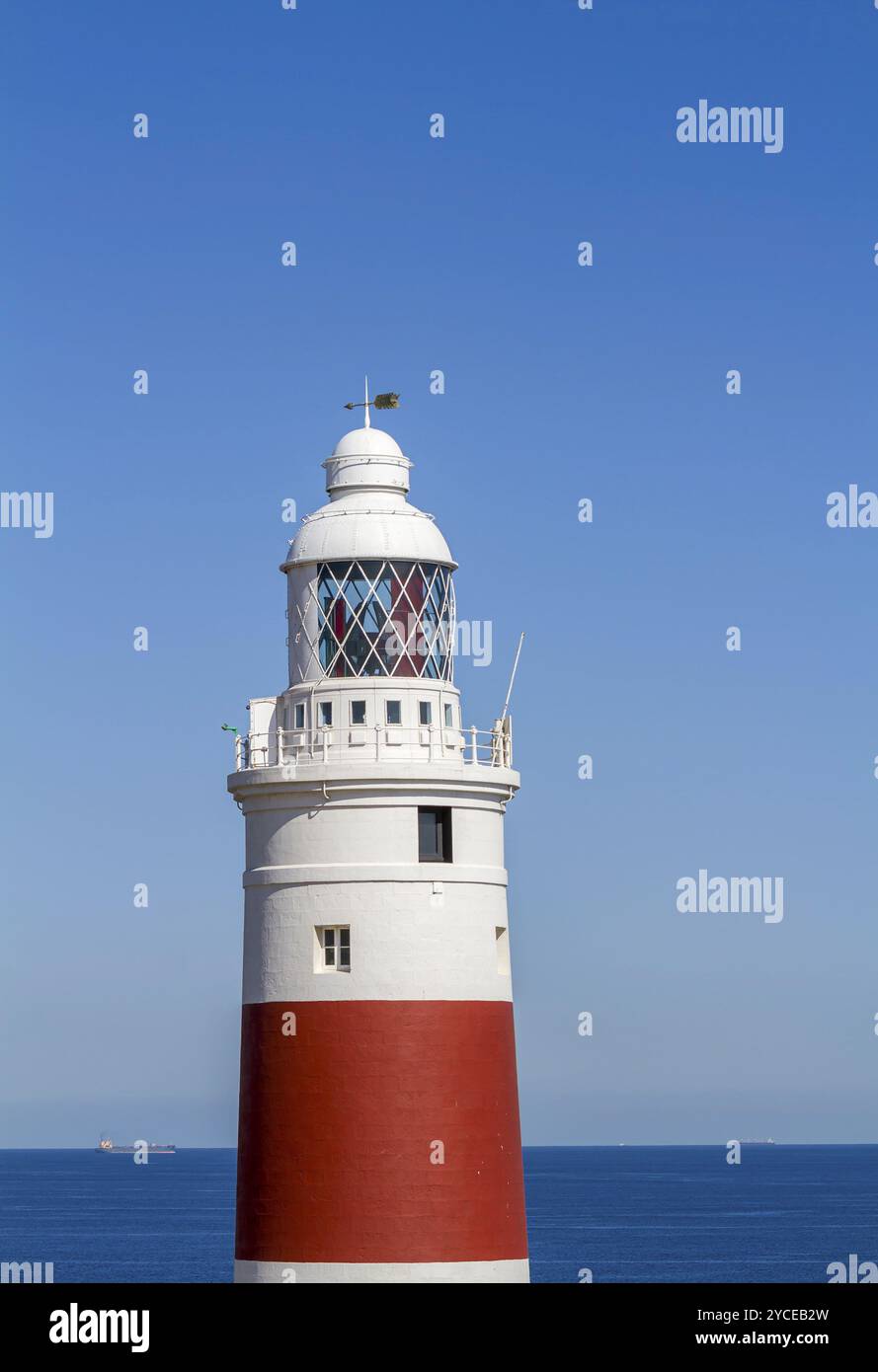 Faro a strisce rosse e bianche a Europa Point, Gibilterra, territorio britannico nel sud della Spagna, Europa Foto Stock