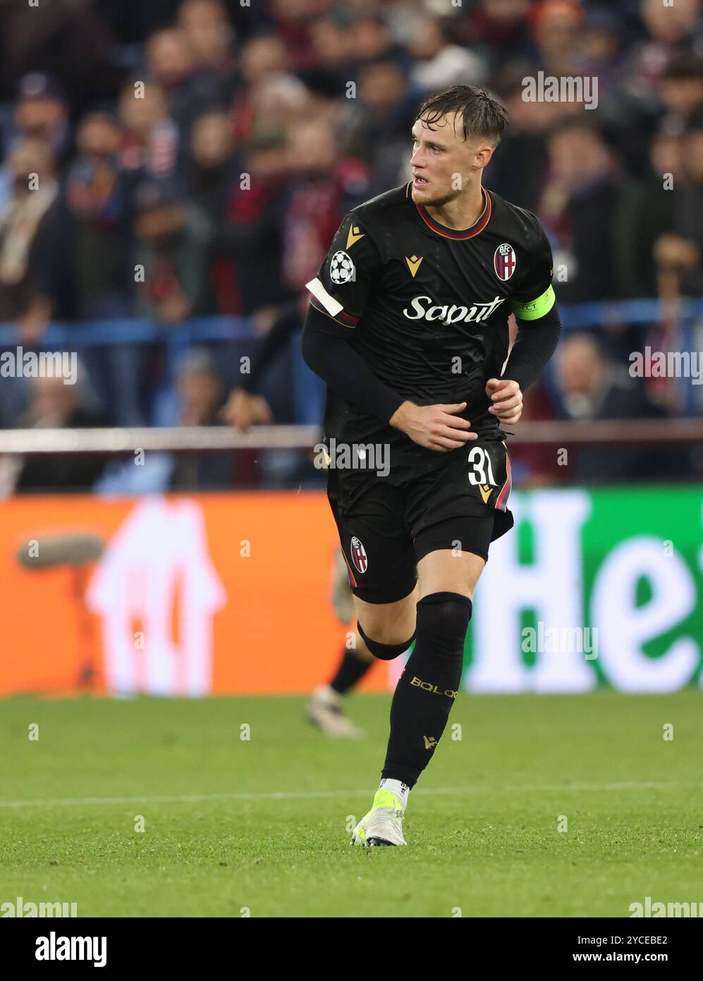 Birmingham, Regno Unito. 22 ottobre 2024. Sam Beukema (B) alla partita Aston Villa contro Bologna UEFA Champions League, a Villa Park, Birmingham, Regno Unito, il 22 ottobre 2024. Crediti: Paul Marriott/Alamy Live News Foto Stock