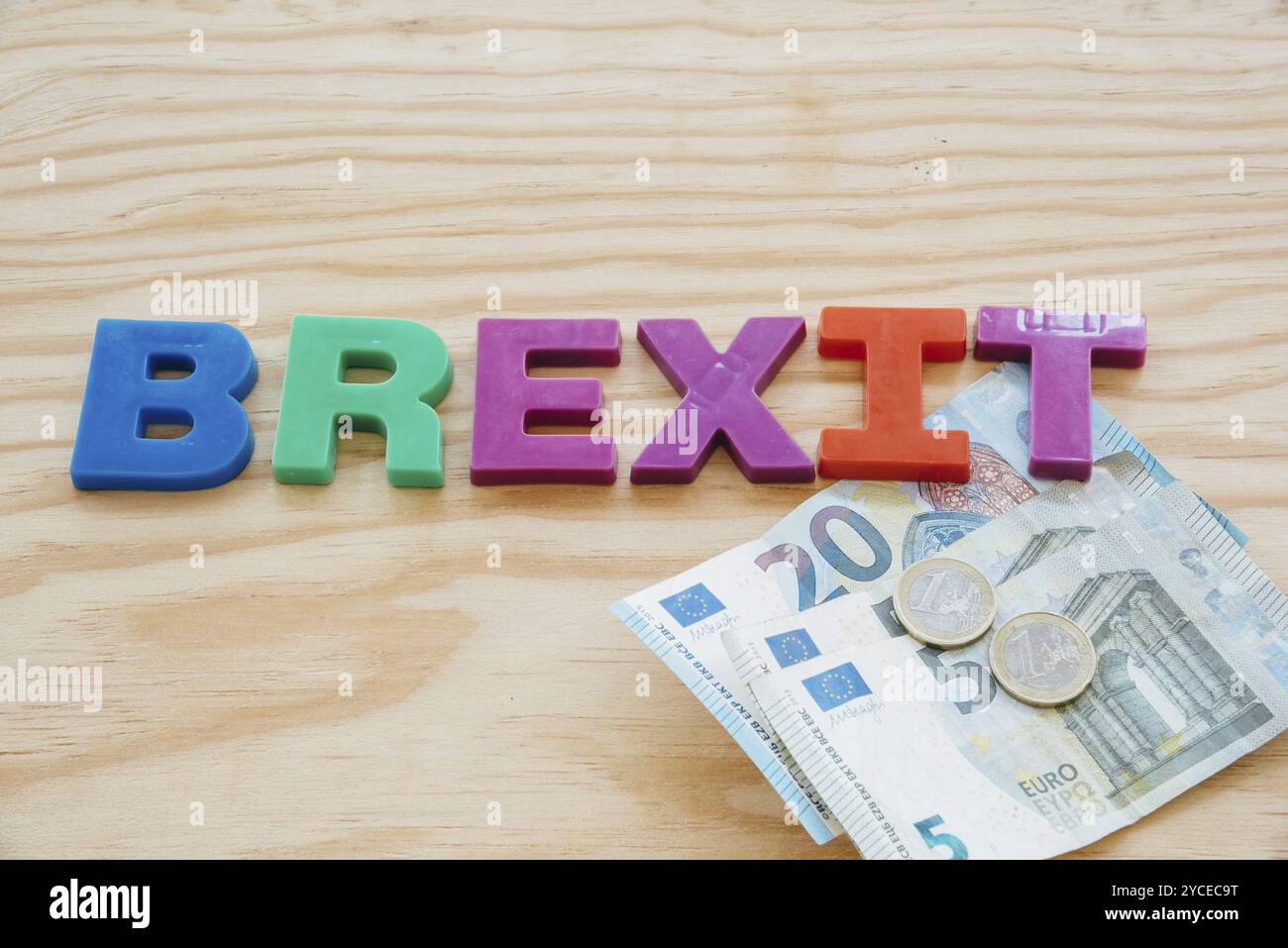 Colorato testo brexit un euro soldi su sfondo di legno Foto Stock