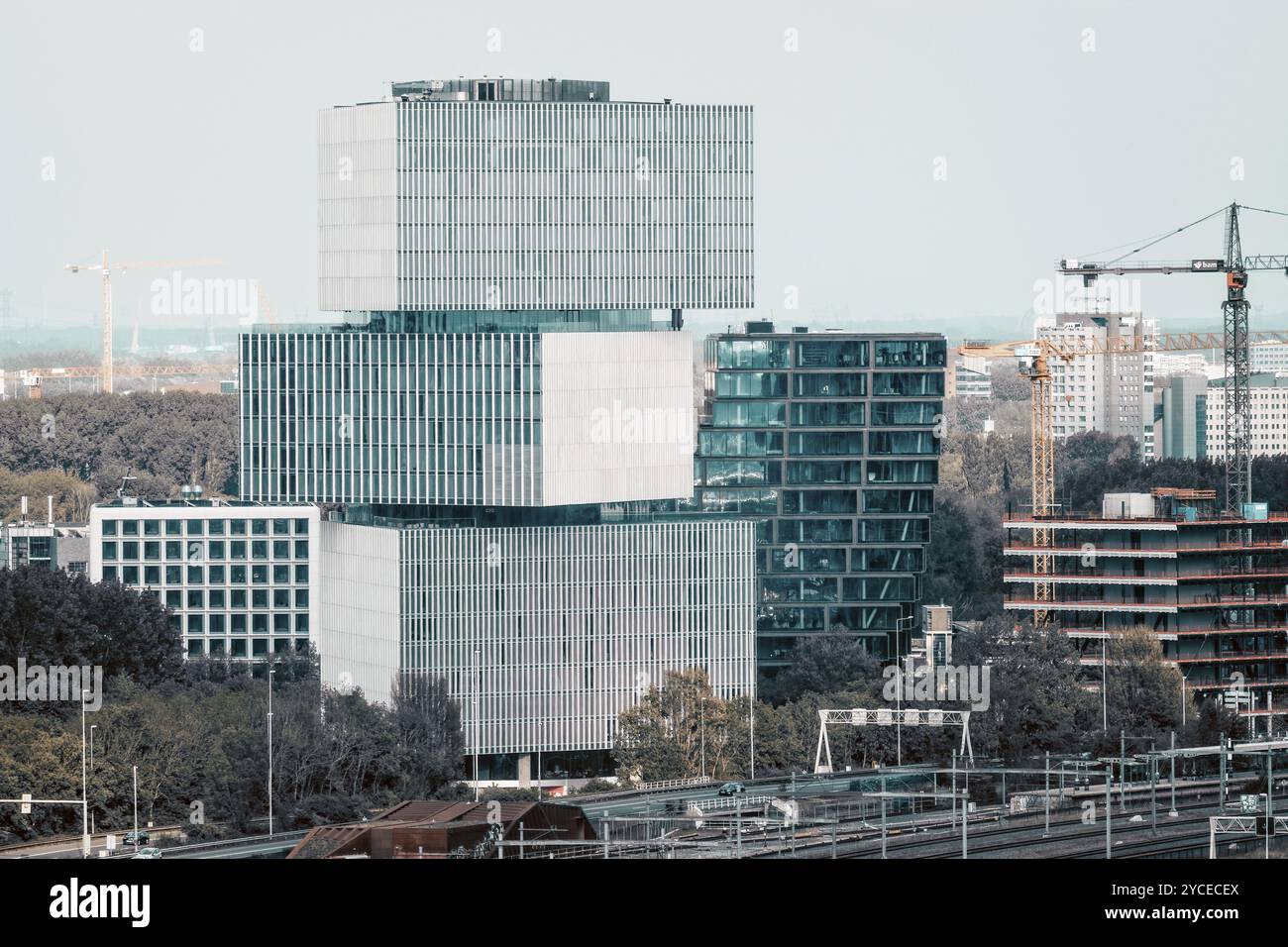 Amsterdam, Paesi Bassi, 7 maggio 2022: Edificio di uffici di architettura moderna Foto Stock