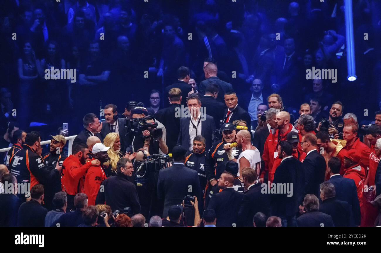 28-11-2015 Dusseldorf Germania. Tyson Fury canta per sua moglie (è una bionda che applaude) in un anello affollato. Fratello Vitaly Klitschko e Wladimir Klits Foto Stock