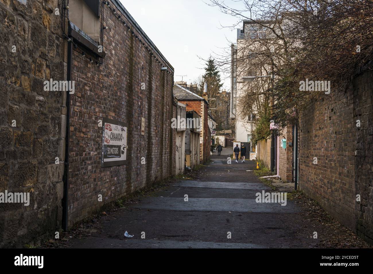 Glasgow, Regno Unito, 6 dicembre 2023: Vista di Ruthven Lane nel West End di Glasgow. E' un'area alla moda con pub, negozi e ristoranti vicino alla University Foto Stock