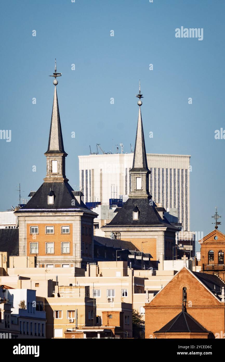 Teleobiettivo con vista dello skyline di Madrid, che combina vecchi edifici con moderni grattacieli. Torri centrali dell'aeronautica militare Foto Stock