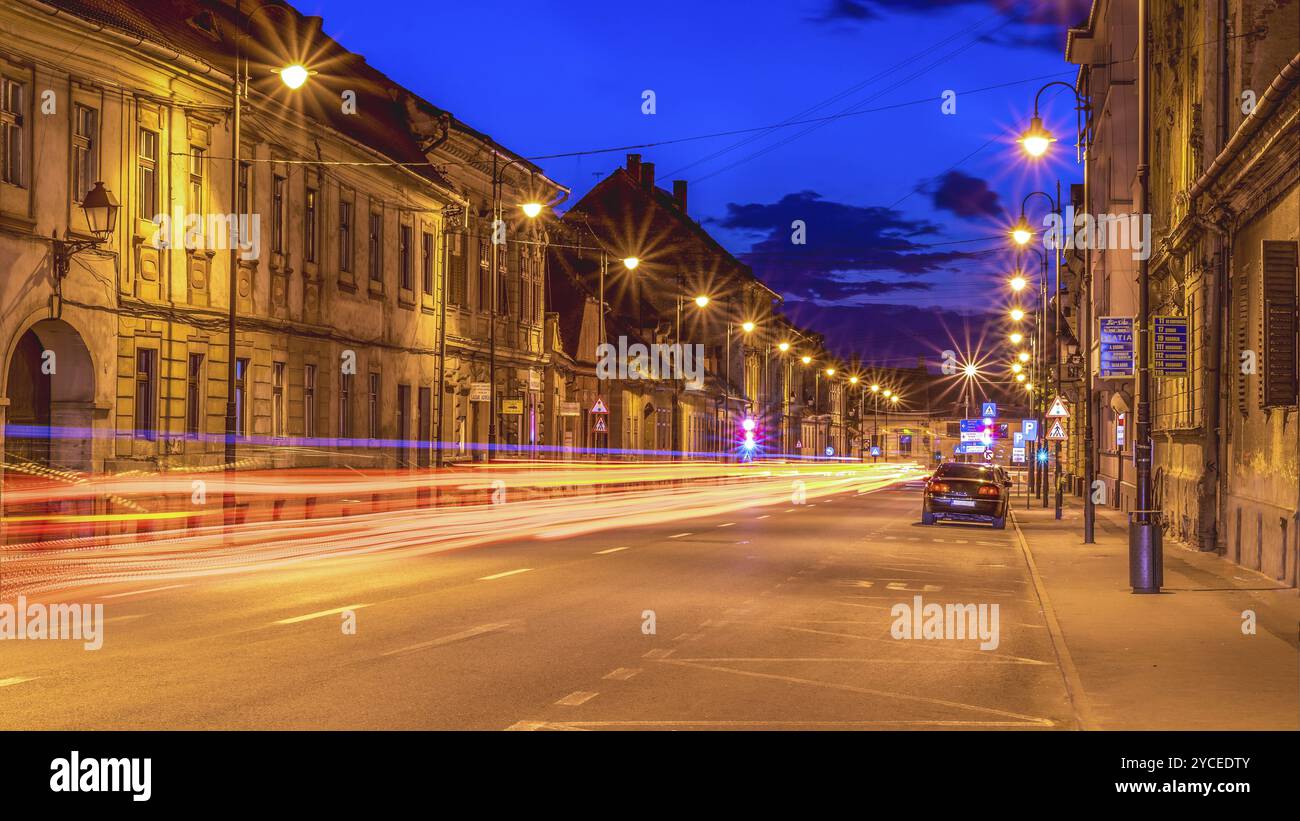 Splendida strada notturna al tramonto a Sibiu, Romania, Europa Foto Stock