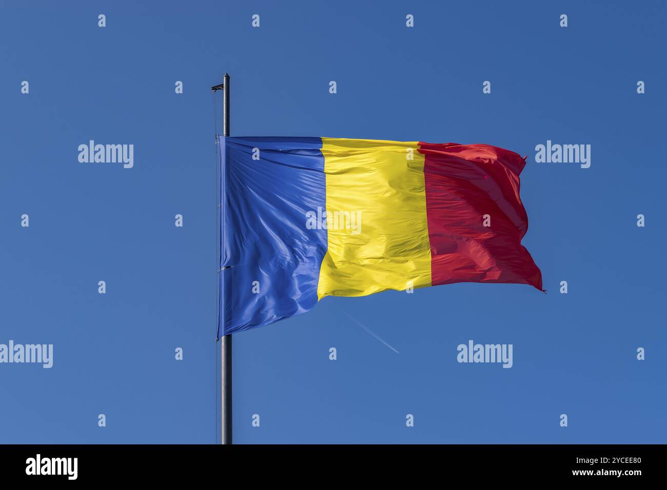 Bandiera rumena sventolando in una giornata estiva di sole ad Alba Iulia, Romania, Europa Foto Stock