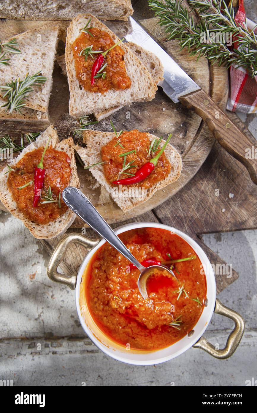 Pane Bruschetta con pomodoro e salsa di peperoncino e solidale Foto Stock