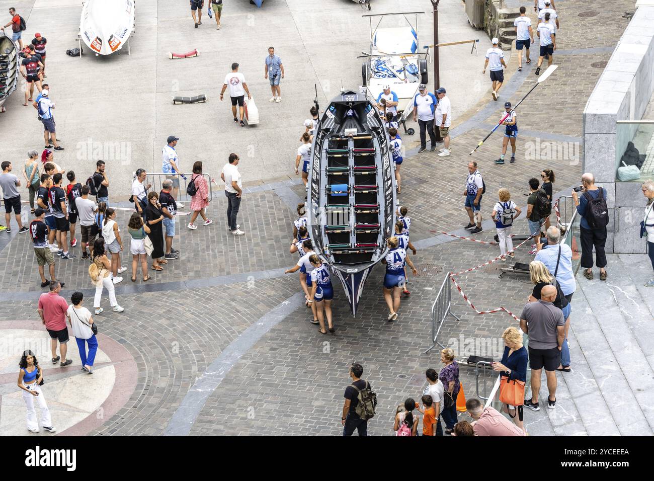 San Sebastian, Spagna, 8 luglio 2023: Regata di barche a remi Trainera nella baia di la Concha a San Sebastian durante Eusko Label e Euskotren 2023 leag Foto Stock