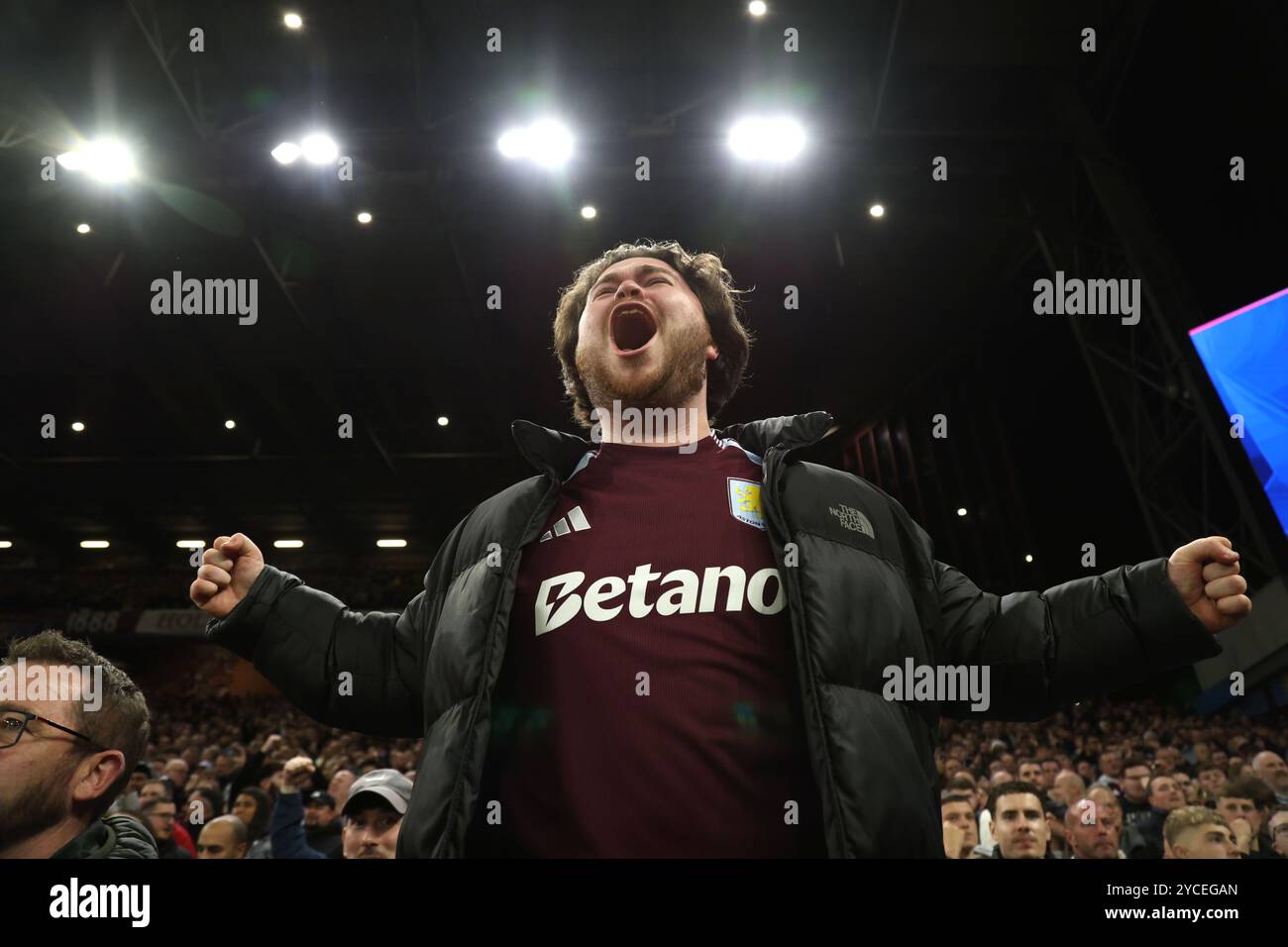 Birmingham, Regno Unito. 22 ottobre 2024. Un fan del Villa festeggia dopo il secondo gol della Villa nella partita di UEFA Champions League Aston Villa contro Bologna, a Villa Park, Birmingham, Regno Unito, il 22 ottobre 2024. Crediti: Paul Marriott/Alamy Live News Foto Stock