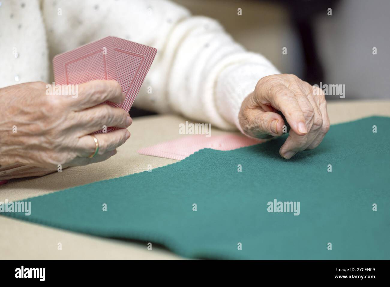 Pensione attiva, gruppo di donne anziane che si divertono a giocare a carte a casa di cura. grafico Foto Stock