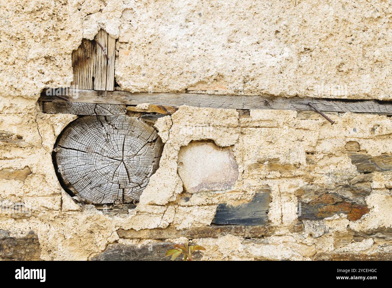 Dettaglio della facciata in terra battuta e mezza in legno in una casa rurale. Trama di sfondo Foto Stock