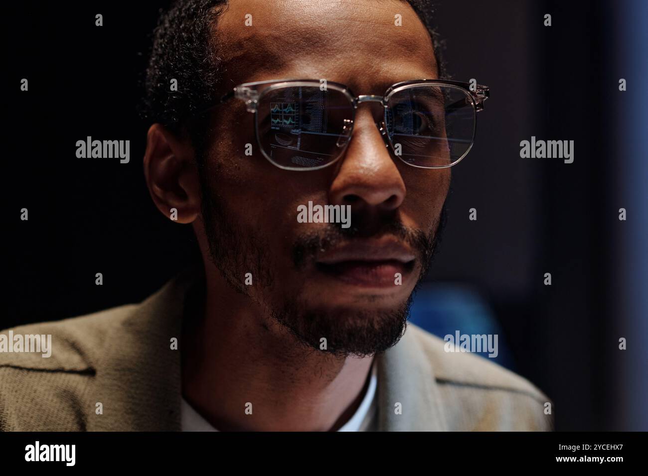 Ritratto dell'uomo barbuto che indossa occhiali con espressione mirata Foto Stock