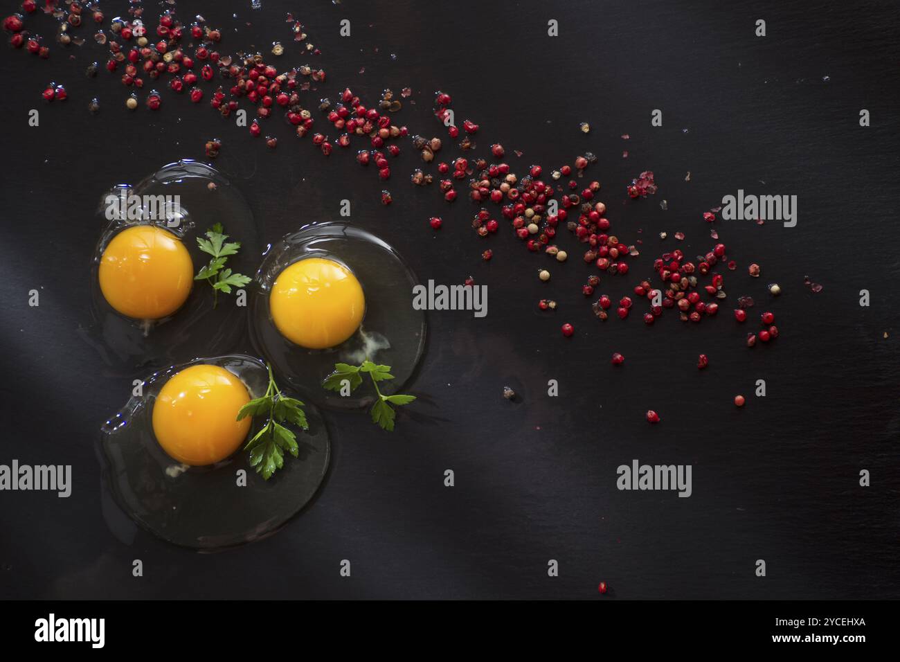 Presentazione di fresco e uova crude sul pavimento nero di pomice Foto Stock