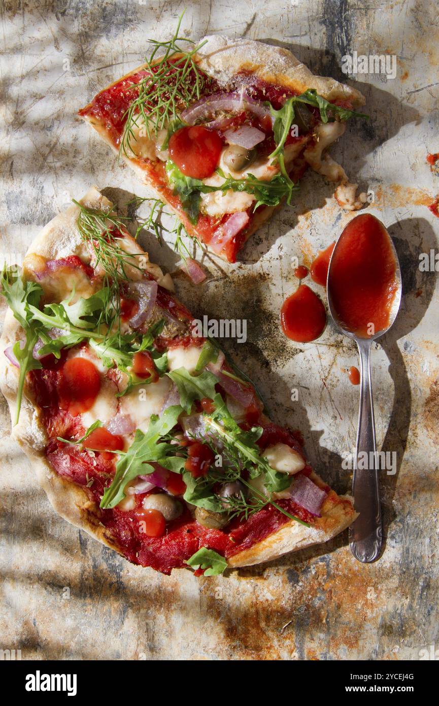 Base per pizza con farina integrale con rucola e cipolla Foto Stock