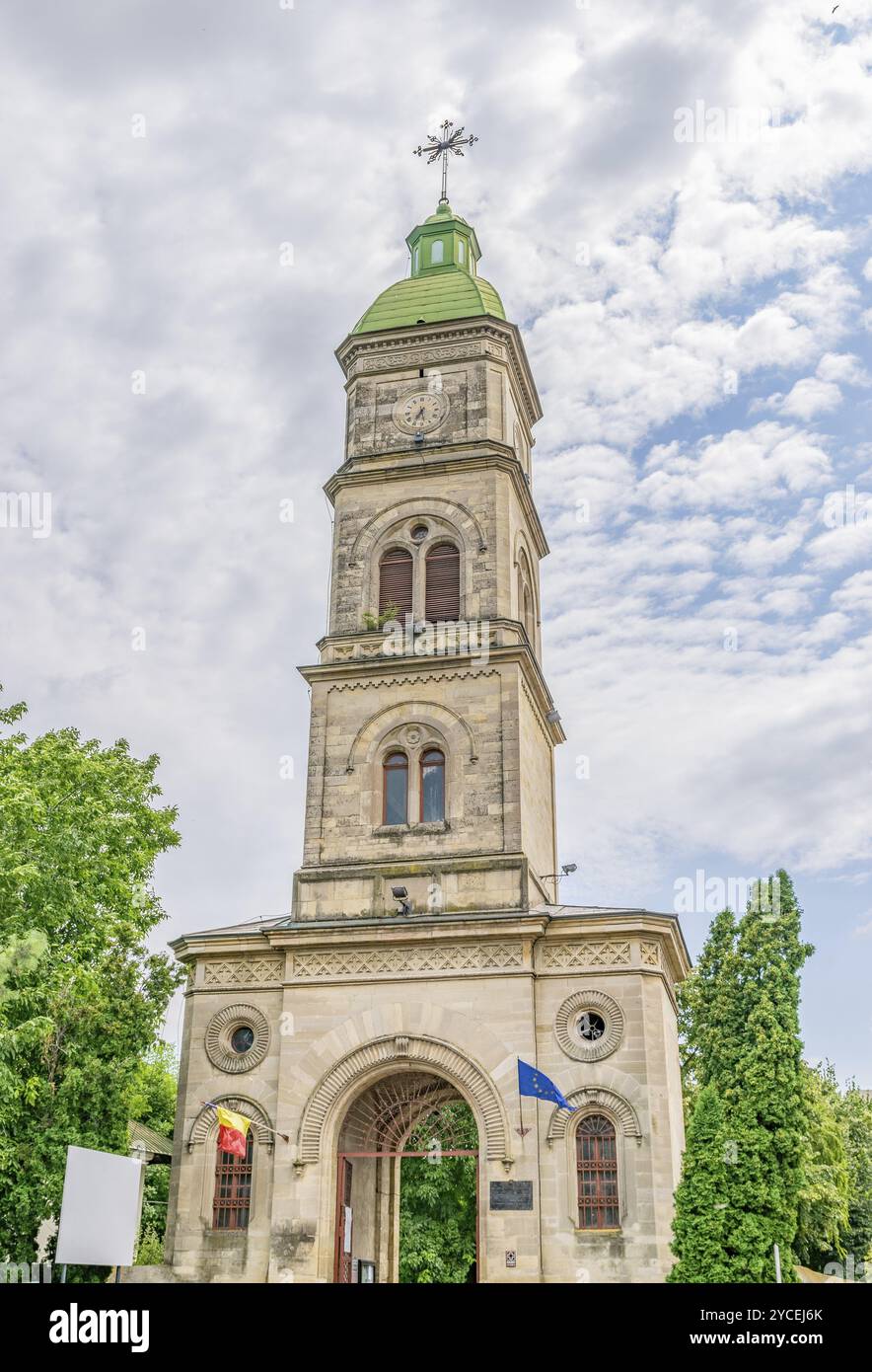 Torre della Chiesa di Barboi a Iasi, Romania. Una chiesa simbolo di Iasi in una soleggiata giornata estiva con cielo azzurro. Monumento storico di Iasi Foto Stock