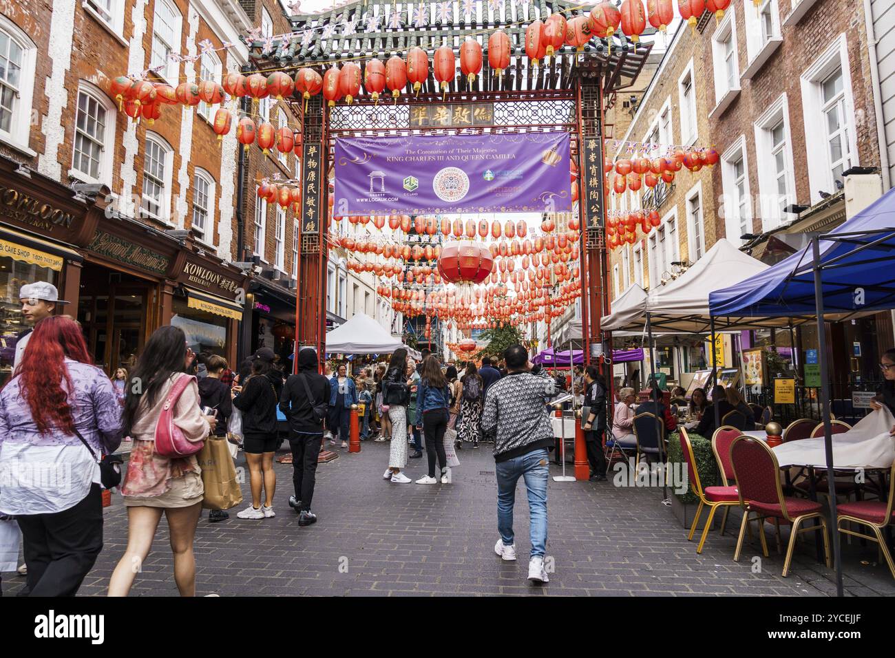 LONDRA, Regno Unito, 27 agosto 2023: Scena di Chinatown nel quartiere Soho nella City of Westminster. Contiene un certo numero di ristoranti e negozi cinesi Foto Stock