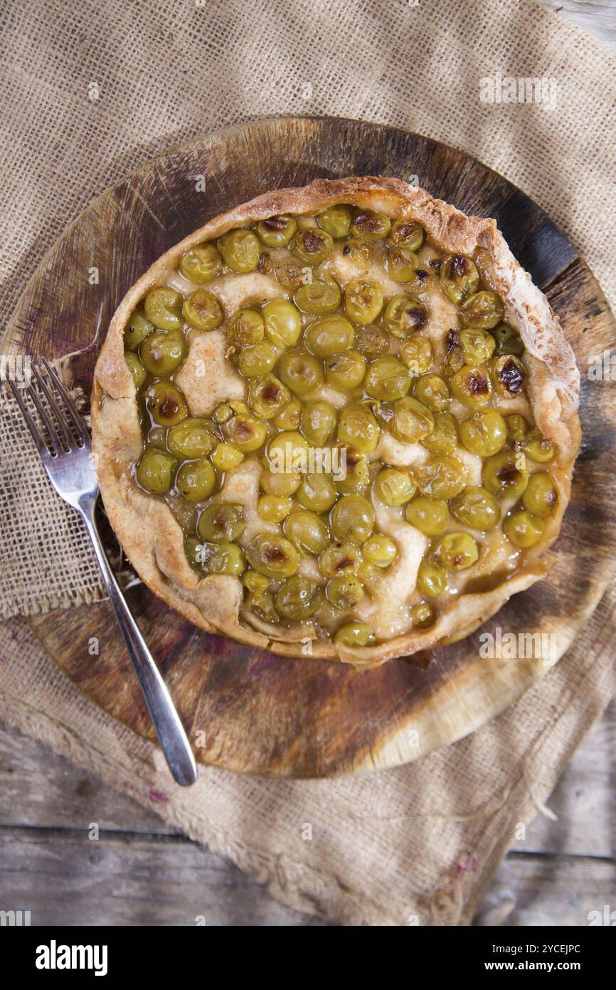 Dolce focaccia tipica toscana con uva bianca fragola Foto Stock