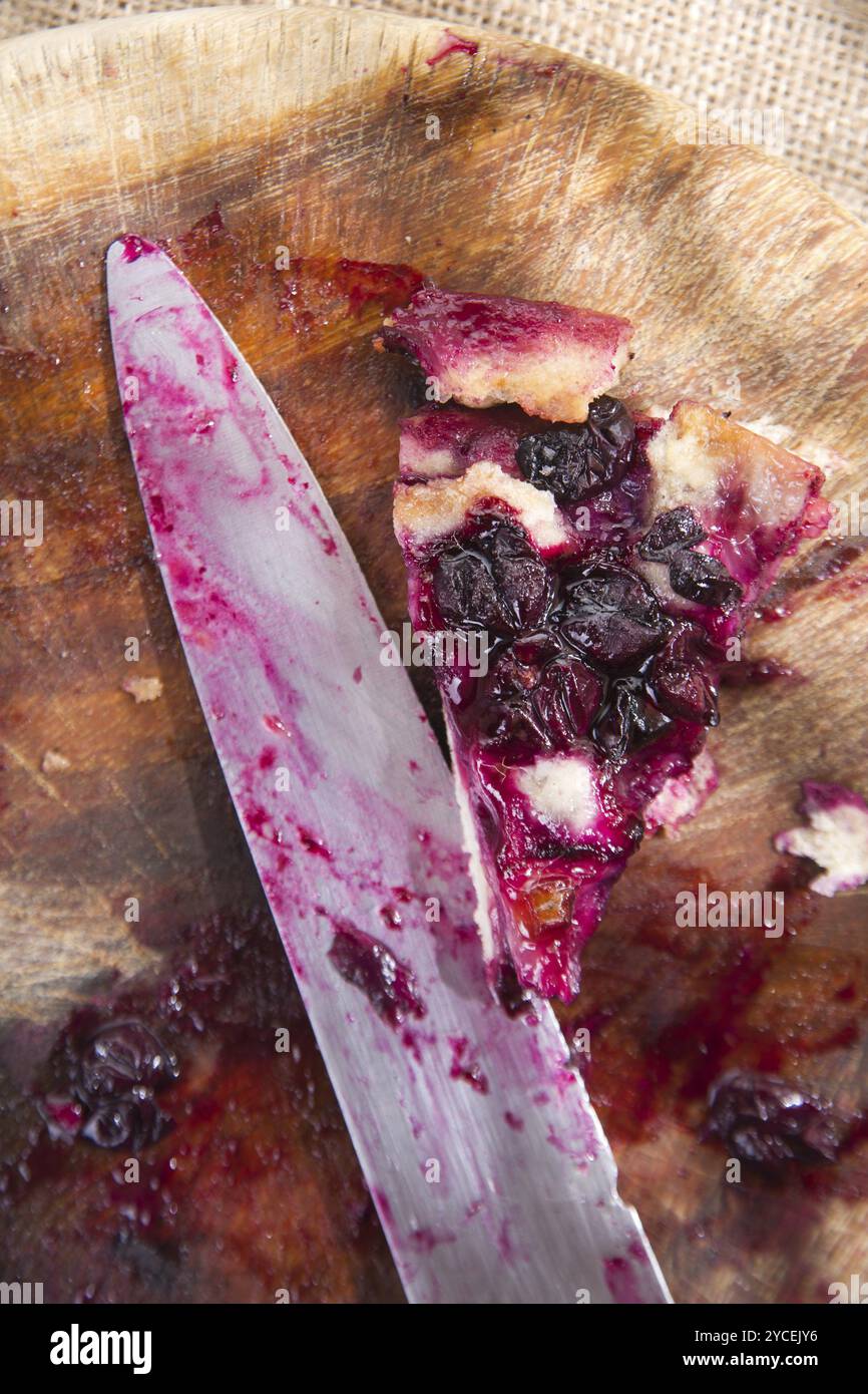 Dolce focaccia tipica toscana con fragole di uva rossa Foto Stock