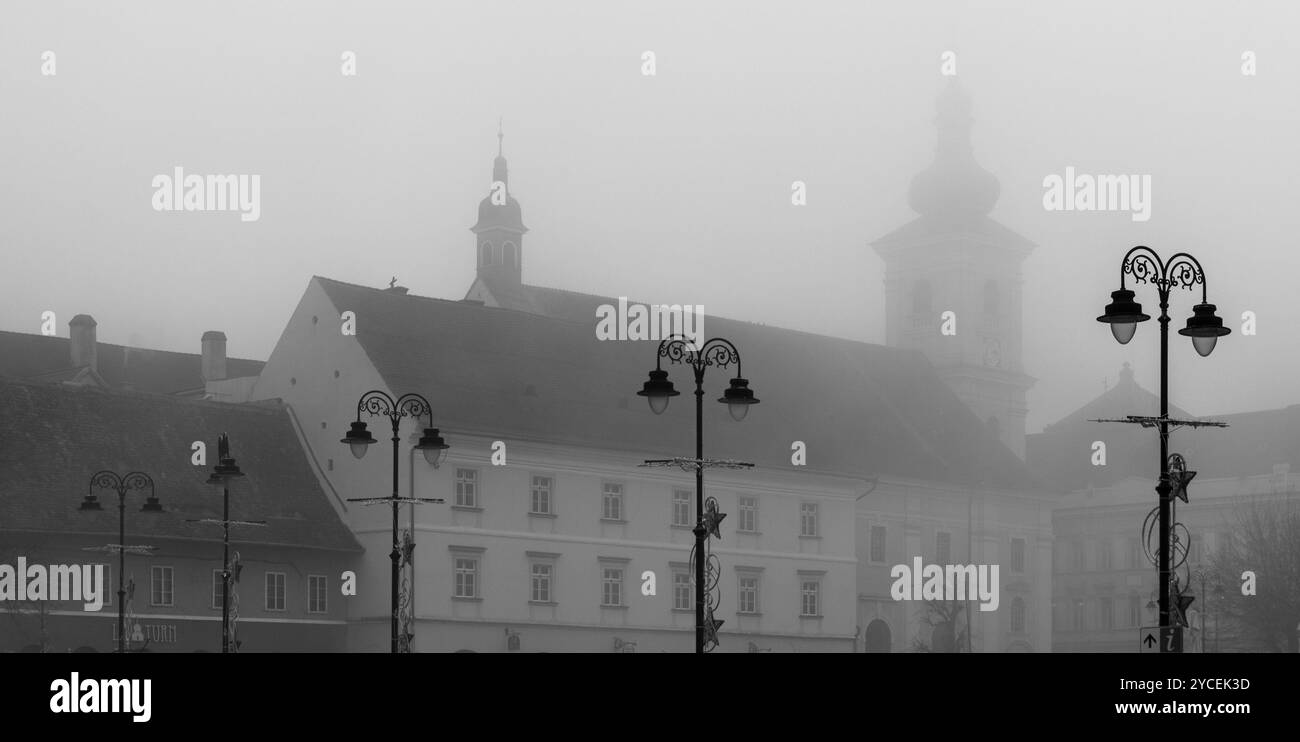 Lampioni in una giornata nebbiosa in una città medievale di Sibiu, regione della Transilvania, Romania, Europa Foto Stock