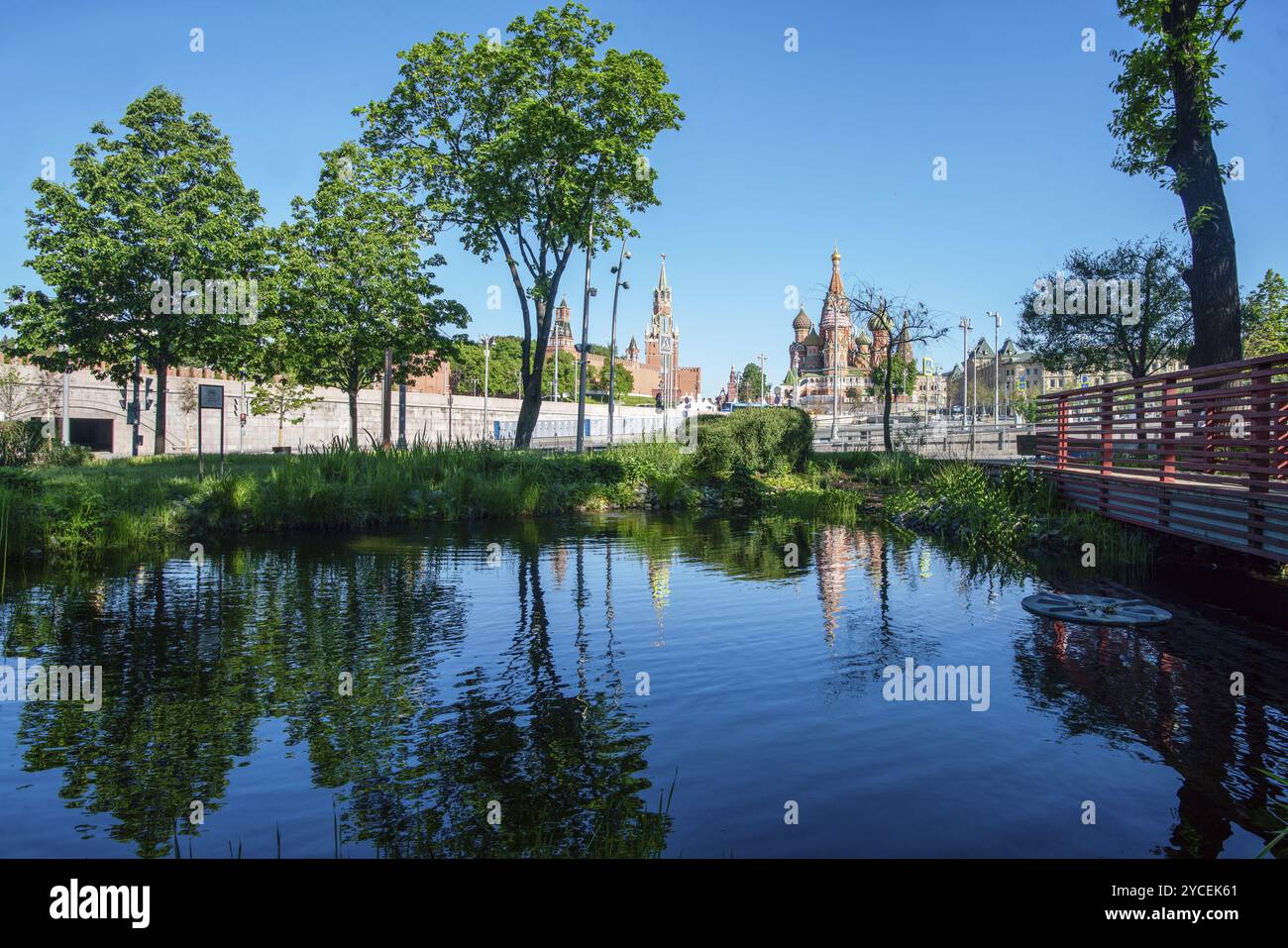 Parco Zaryadye, fortezza del Cremlino e cattedrale di San Basilio a Mosca con laghetto e riflessi, un'estate fantastica Foto Stock