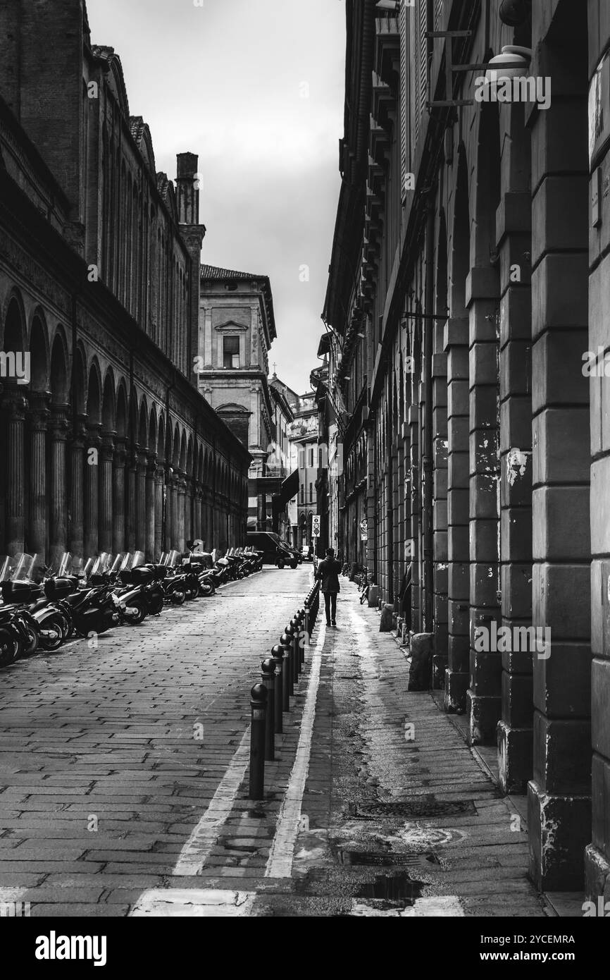Immagine in bianco e nero di una strada a Bologna, Italia, Europa Foto Stock